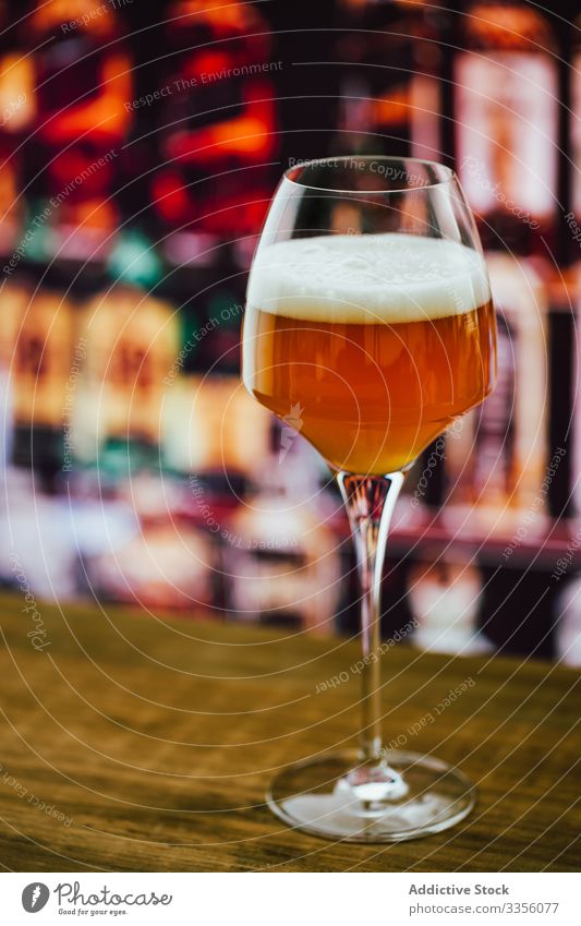 Bier im Weinglas in der Bar trinken Getränk Alkohol Glas Erfrischung Abfertigungsschalter Party Pub Flasche Dienst schäumen feiern gebraut Business ruhen