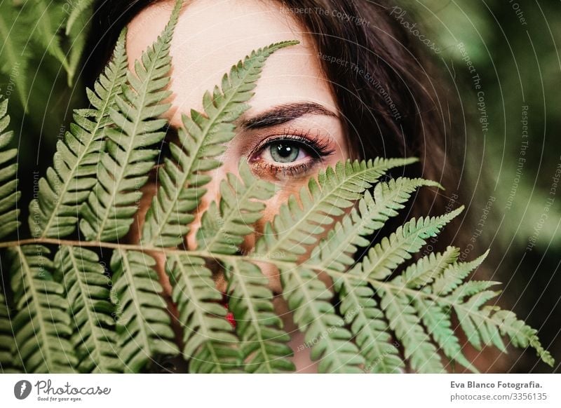 Nahaufnahme eines Porträts einer jungen schönen Frau inmitten grüner Farnblätter Sauberkeit Jugendliche attraktiv Erwachsene Hautpflege Vorderseite Gesicht