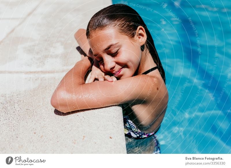 schönes Mädchen am Pool, Sommerzeit Sonnenlicht Tag Außenaufnahme jung Badebekleidung Wasser Genuss Schwimmsport Kinder heiter Aktion spielerisch Kaukasier
