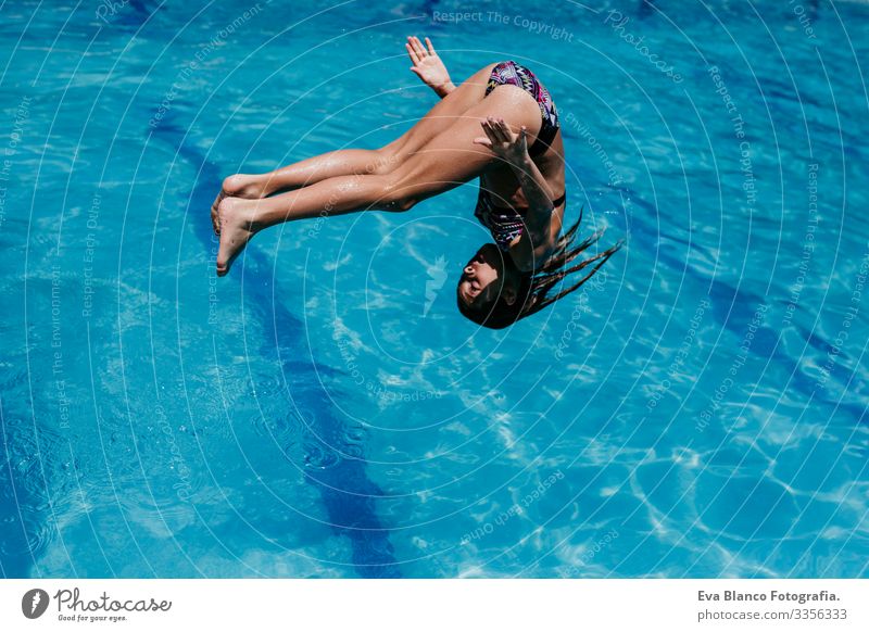 lustiges Mädchen, das in den Pool springt, Sommerzeit Lifestyle Schwimmbad Ferien & Urlaub & Reisen Sonne Gesundheit niedlich Lächeln Kind blau Kaukasier