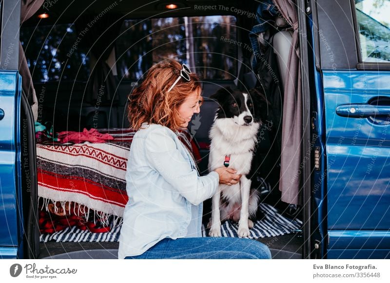 Frau und Border-Collie-Hund in einem Lieferwagen. Reisekonzept Border Collie Kleintransporter Van Leben Ferien & Urlaub & Reisen reisend Besitzer Jugendliche