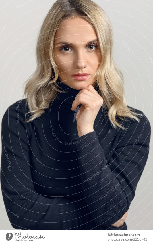 Studioporträt einer schönen jungen Frau Gesicht Dekoration & Verzierung Erwachsene 1 Mensch 18-30 Jahre Jugendliche blond Lächeln Antragsteller Einstellung