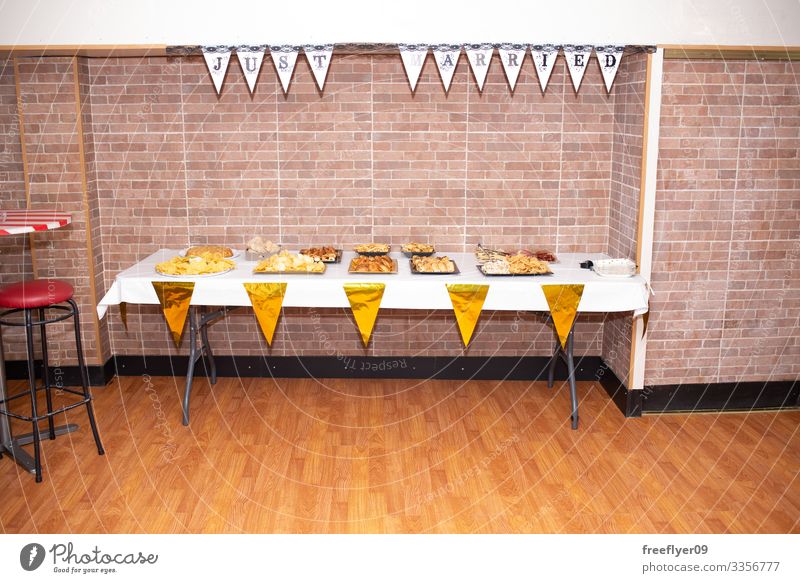 Tisch voller Essen bei einer Hochzeitsfeier Mittagessen weiß Party Abfertigungsschalter Büffet Feiertag Amuse-Gueule Dekoration & Verzierung Lebensmittel Linie