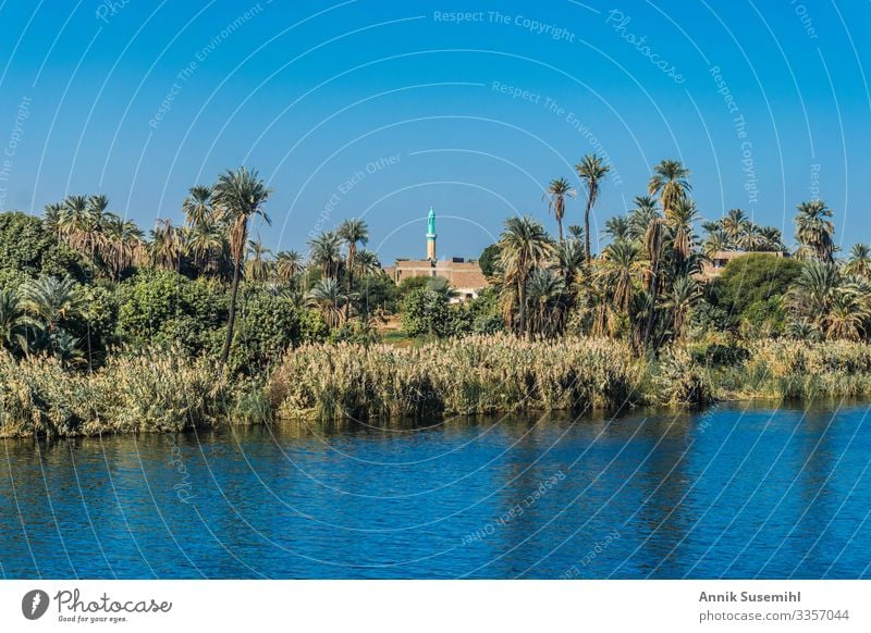 Minarett einer Moschee in einem kleinen Dorf am Ufer des Nils in Ägypten. Afrika Kultur esna Landschaft Markt Menschen schlecht Fluss Souk Tempel Stadt