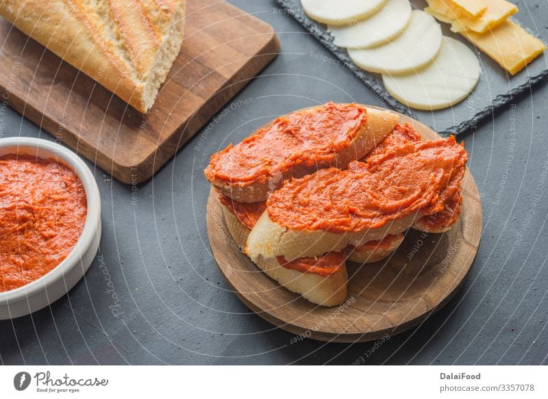 Sobrasada mit Brot typisch mallorquinisch Spanien Fleisch Wurstwaren Käse Frühstück Tisch Küche lecker Appetit & Hunger Tradition Amuse-Gueule Hintergrund