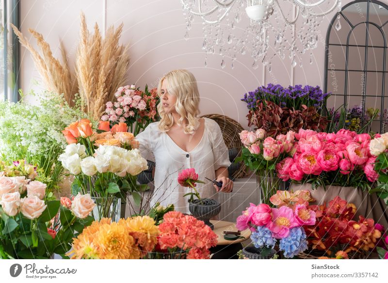 Schöne blonde Blumenhändlerin kreiert einen wunderbaren Blumenstrauß Mensch Frau Erwachsene 1 18-30 Jahre Jugendliche 30-45 Jahre Frühling Pflanze Rose Tulpe