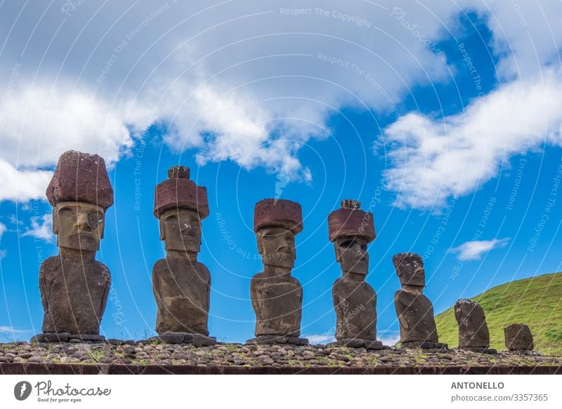 Die 7 Moai di Ahu Nau Nau Ferien & Urlaub & Reisen Tourismus Abenteuer Sommer Kopf Gesicht Kunst Kunstwerk Skulptur Kultur Himmel Wolken Sonnenlicht Hügel
