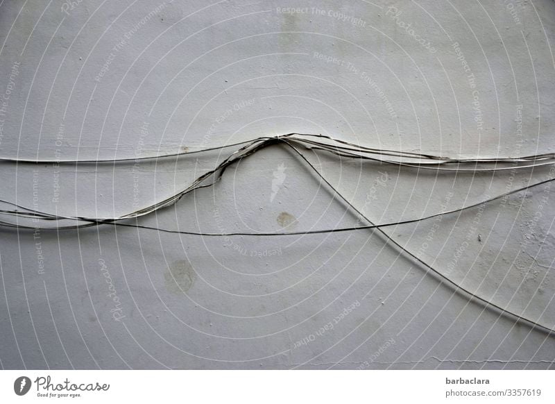 Kabelkunst aus Spanien Stromkabel Wand Stromtransport Stromversorgung weißer Hintergrund weiße wand Kabelsalat