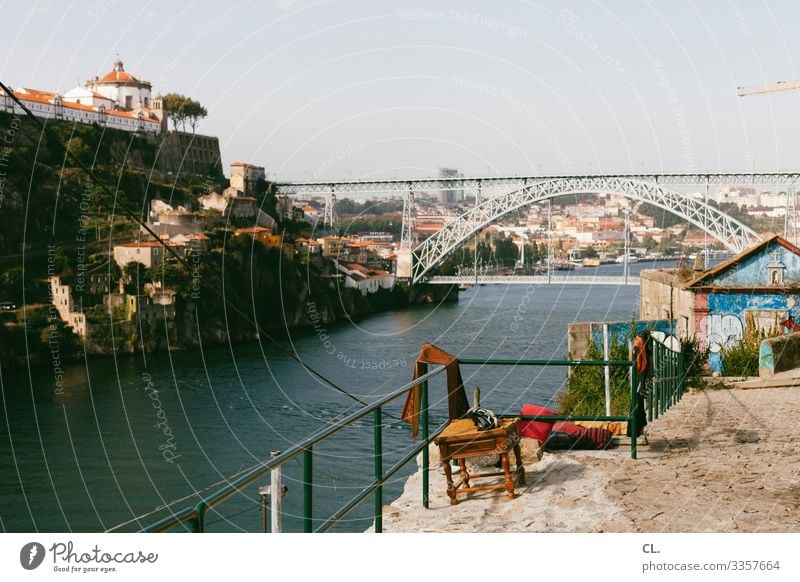 porto Porto Portugal Europa Brücke Brückenkonstruktion Stuhl Hocker Aussicht Ferien & Urlaub & Reisen Stadt Außenaufnahme Farbfoto Tag historisch Gebäude