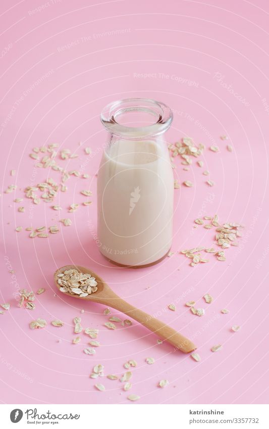 Vegane Hafer-Milch, nicht-milchhaltige Alternativmilch Gemüse Ernährung Frühstück Vegetarische Ernährung Diät Getränk Flasche Löffel Tisch frisch natürlich rosa