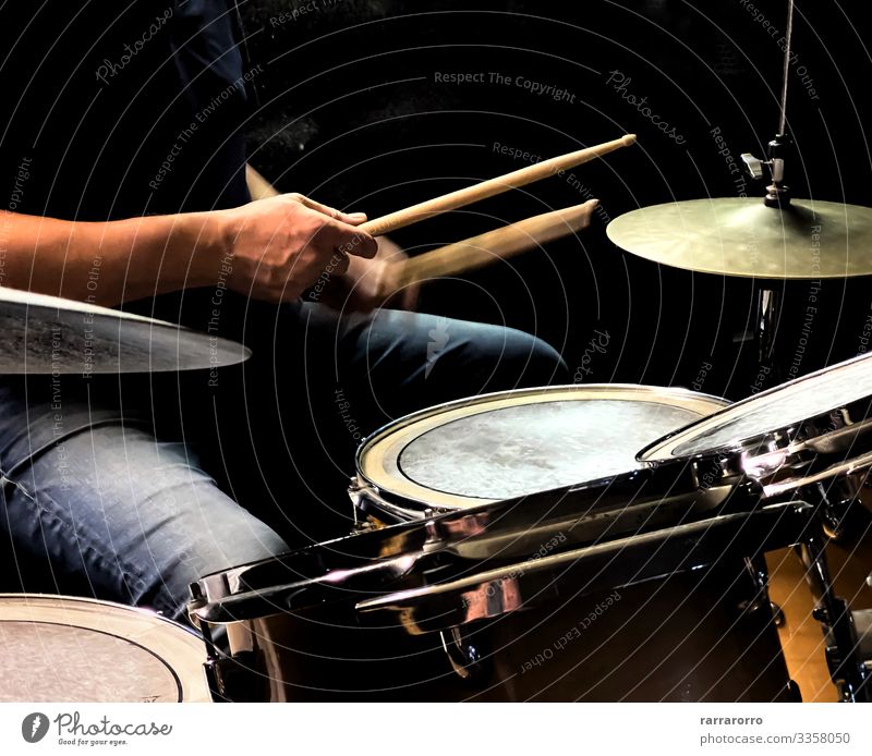 ein Schlagzeuger beim Schlagzeugspielen Spielen Entertainment Musik Mensch Mann Erwachsene Hand Konzert Band Musiker Felsen Metall dunkel modern schwarz Aktion