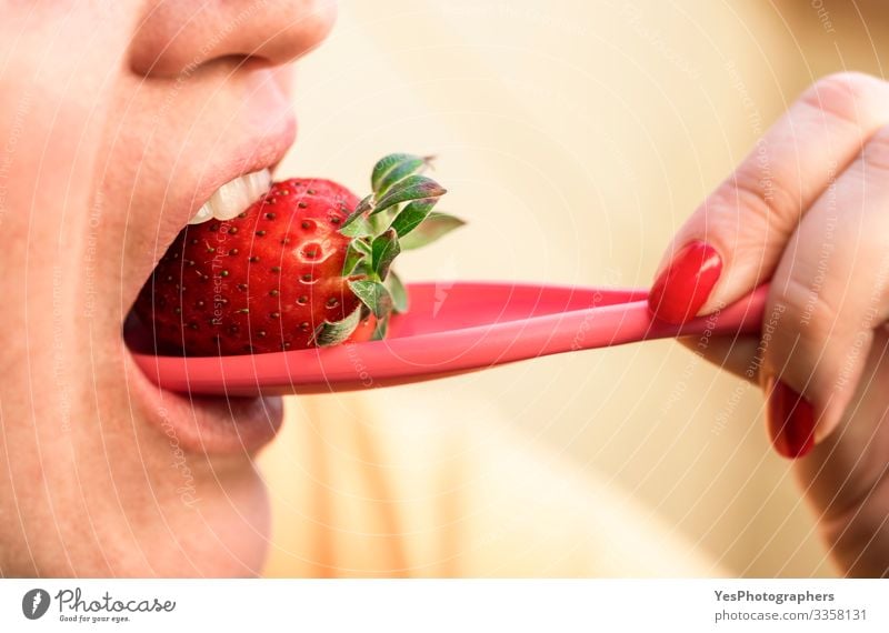 Frische Erdbeere essen. Sommerfrüchte. Gesundes Dessert Lebensmittel Frucht Ernährung Essen Bioprodukte Vegetarische Ernährung Diät Löffel Lifestyle Wellness