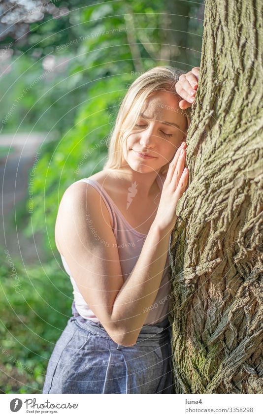 glückliche junge Frau umarmt Baum umarmen stehen Umarmung entspannt Wald Entschleunigung gelassen Erholung Auszeit nachdenklich zufrieden Achtsamkeit single