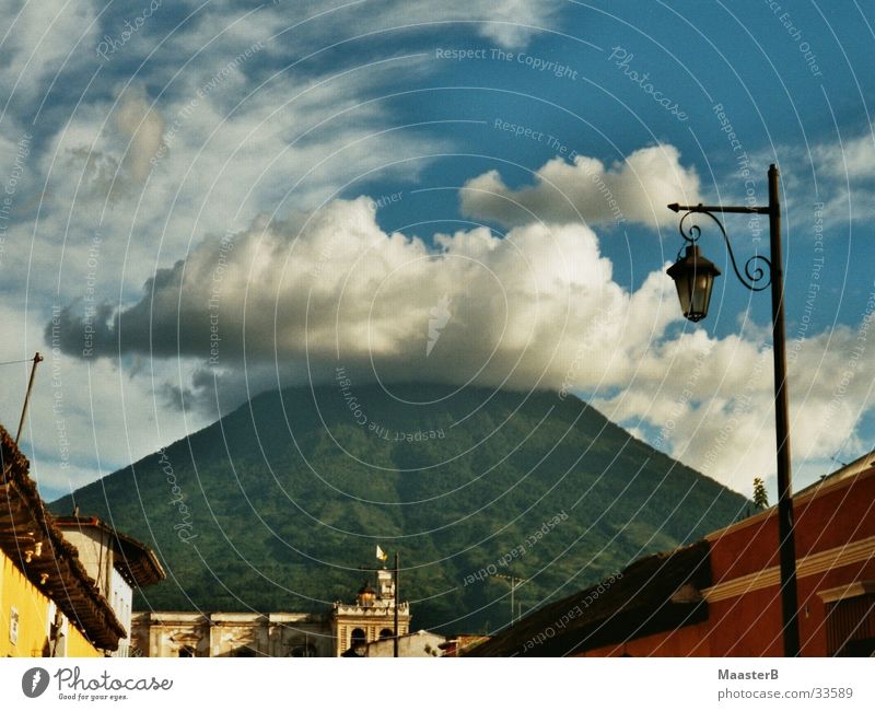 The perfect Volcano Berge u. Gebirge Landschaft Himmel Wolken Vulkan Kleinstadt Stadt blau gelb grün rot weiß Natur Laterne Kulisse Guatemala Antigua mehrfarbig