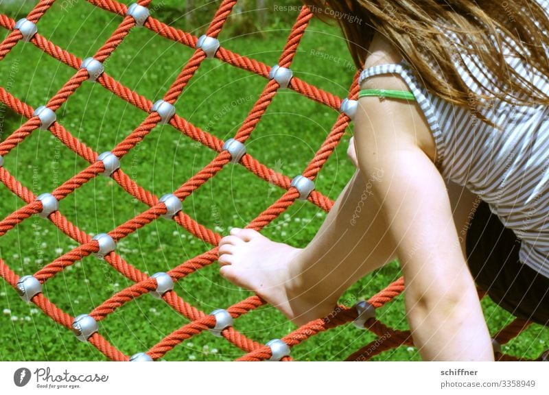 Mädchen spielt auf einem Spielplatz Spielen spielende Kinder Kinderspielplatz von hinten balancieren Netz Sicherheit