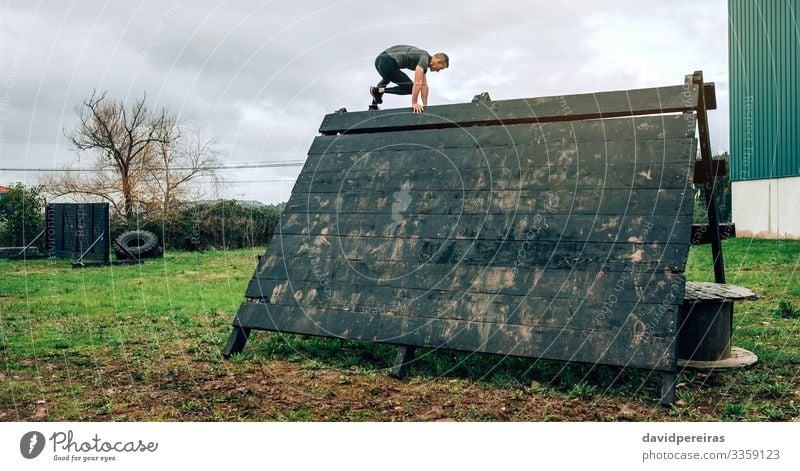 Mann im Hindernislauf klettert auf Pyramide Sport Klettern Bergsteigen Mensch Erwachsene authentisch stark Einsamkeit anstrengen Konkurrenz Hindernisrennen Wand