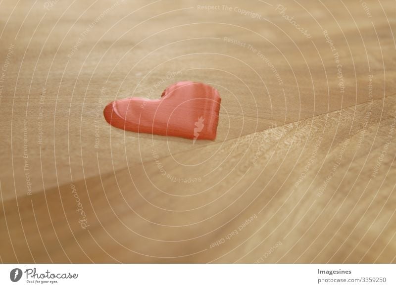 Herzkrank - Herztropfen, Roter Wassertropfen in Form eines Herzens auf einem Holz Tisch, Valentinstagkonzept. Herzform Wassertropfen. Natur Symbol für Liebe, Glück, Gesundheit