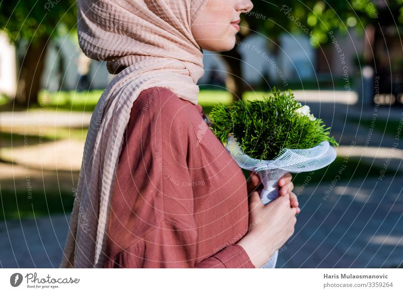 Muslimisches Mädchen trägt Hidschab mit Blumen Eleganz Lifestyle elegant Freude Mensch feminin Junge Frau Jugendliche Körper Truhe Hand 1 18-30 Jahre Erwachsene