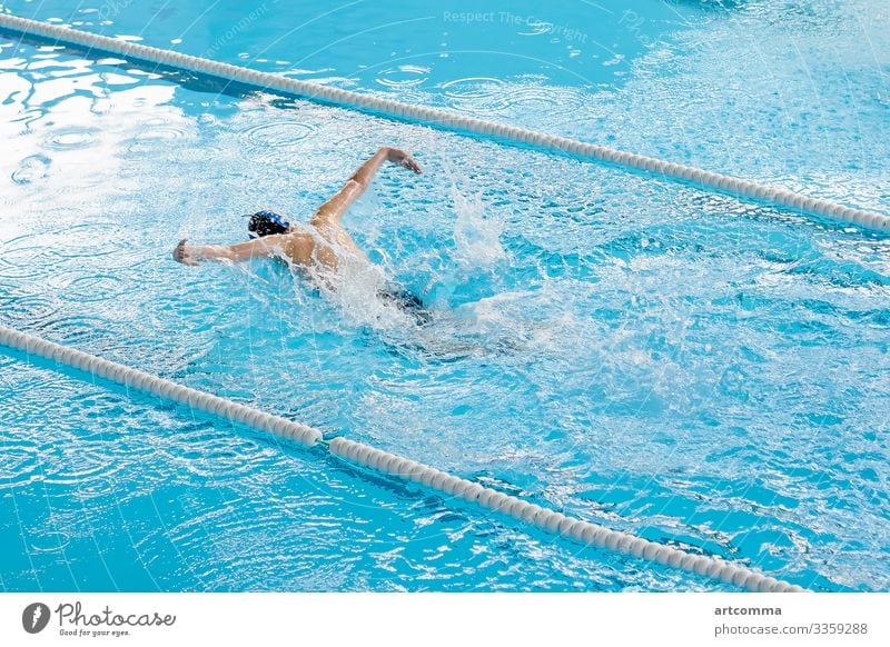 Mann schwimmt im Pool, blaues Wasser Schwimmsport Erwachsener Sport eine Person Aktion unter Wasser Athlet männlich im Innenbereich Fahrspur Badebekleidung