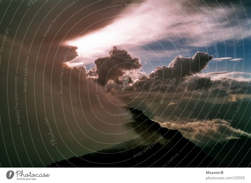 Himmel und Erde - Vulkan aktiv Sonne Berge u. Gebirge Landschaft Wolken Natur Guatemala diffus Wasserdampf Pacaya Farbfoto Außenaufnahme Menschenleer Licht