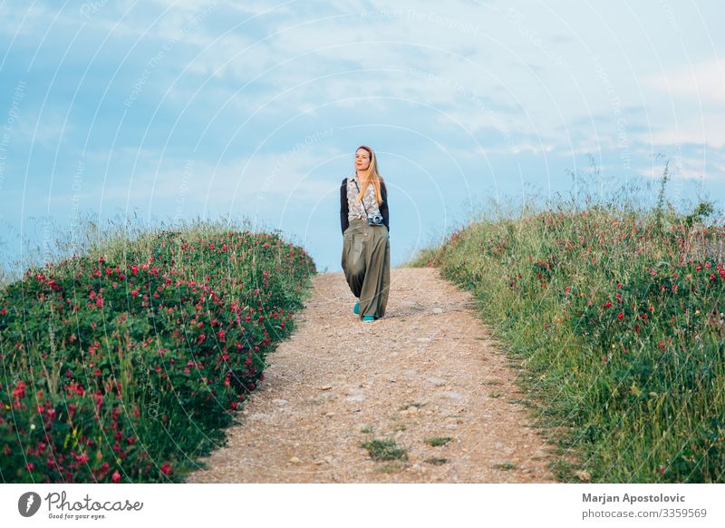Junge Frau beim Wandern auf dem Land in der Toskana, Italien Lifestyle Ferien & Urlaub & Reisen Tourismus Ausflug Abenteuer Freiheit Fotokamera feminin