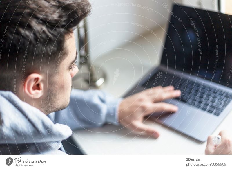 Rückansicht eines jungen Mannes, der mit einem Laptop auf dem Desktop arbeitet Dekoration & Verzierung Schreibtisch Tisch Arbeit & Erwerbstätigkeit Arbeitsplatz