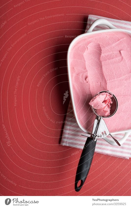Himbeereisschale mit einer Kugel. Hausgemachtes Eis Milcherzeugnisse Dessert Speiseeis Italienische Küche Coolness frisch lecker süß rosa rot obere Ansicht