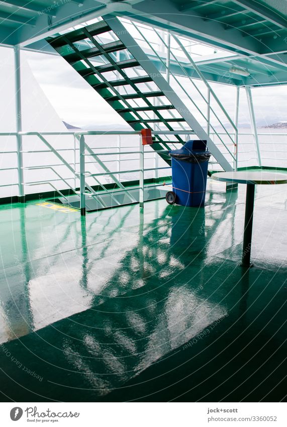 Niedergang auf einer Fähre Deck Schiffsgeländer Ferien & Urlaub & Reisen Schifffahrt An Bord Reflexion & Spiegelung Silhouette Strukturen & Formen Symmetrie