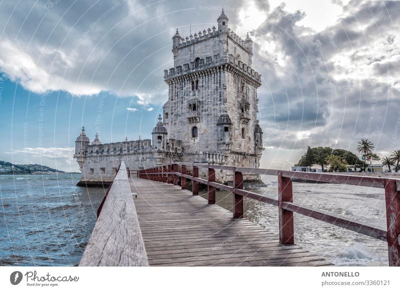 Fußgängerbrücke und Ostseite des Belem-Turms in Lissabon Ferien & Urlaub & Reisen Tourismus Sightseeing Städtereise Architektur Wasser Himmel Wolken Sonnenlicht