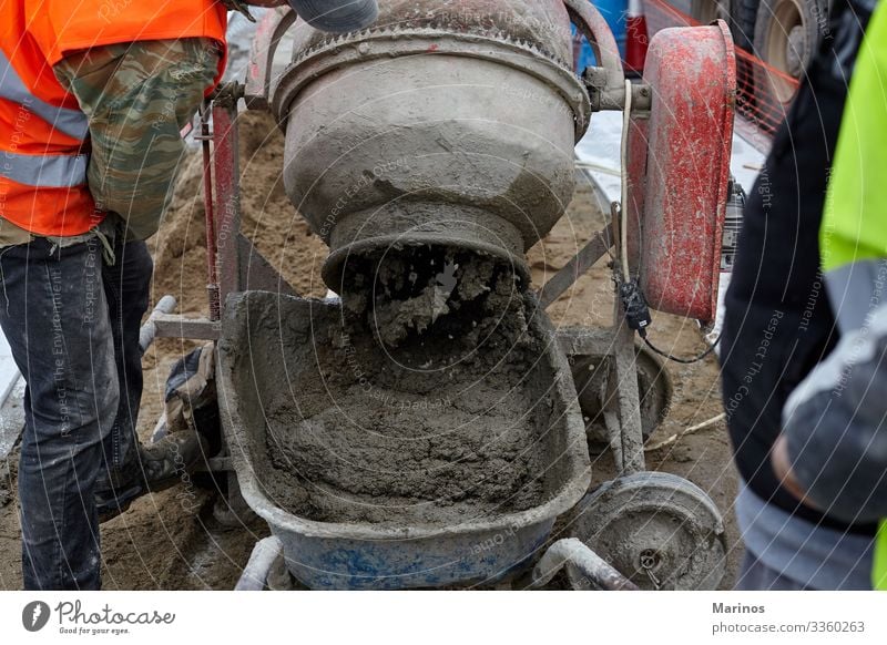 Arbeiter macht Beton mit der Maschine. Arbeit & Erwerbstätigkeit Handwerker Industrie Mann Erwachsene Tube Metall nass grau liquide Standort Zement Etage