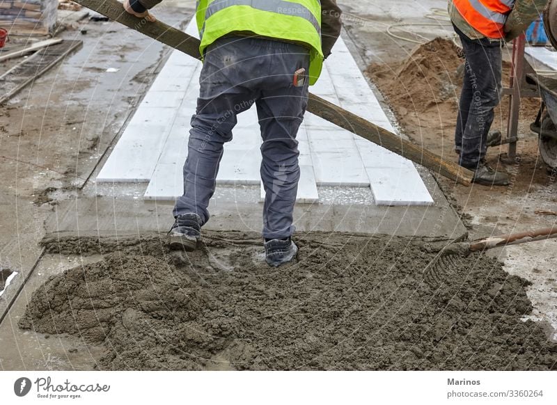 Die Arbeiter machen einen neuen Bürgersteig. Design Arbeit & Erwerbstätigkeit Industrie Maschine Gebäude Straße Stein Beton Pflastersteine Spaziergang