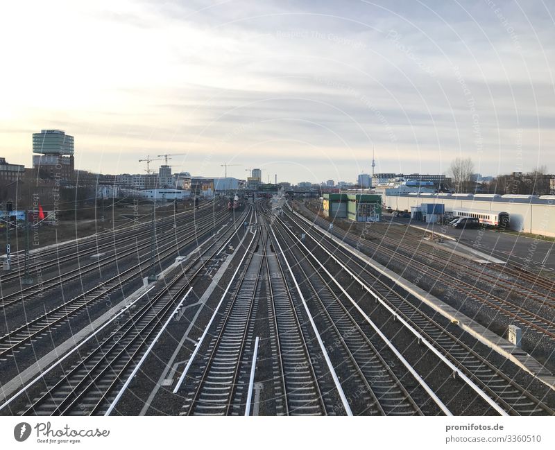 Alle Schienen führen nach Berlin. Stadt Hauptstadt Bahnfahren Eisenbahn positiv blau grau Verantwortung Zug Bahnhof Gleise Klimawandel