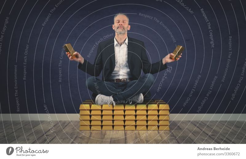 Entspannter Geschäftsmann sitzt auf einem Stapel von Goldbarren erfolgreich sein finanziell investieren gold golden Millionär Finanzen Geld Vermögen Überfluss