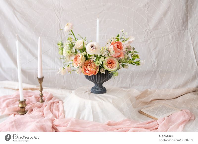 Stilleben mit einem schönen Blumen- und Kerzenstrauß Abendessen Reichtum elegant Design Sommer Dekoration & Verzierung Tisch Feste & Feiern Hochzeit Buch