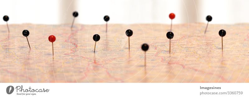 Navigation - Pins auf einer Landkarte. Pin Markierung oder Position auf einer Karte. Kartennavigation mit roten und schwarzen Punkt Markierungen Stadtplan
