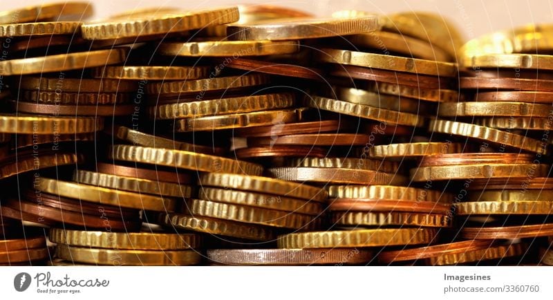 Panoramabild vieler Euro-Münzen. Vorderansicht der Euro-Währungsmünze. Münzen Hintergrund. Einkommen und Gewinn. Europäische Währung. Bankwesen, Wirtschaft, Geld sparen. Währung der Europäischen Union