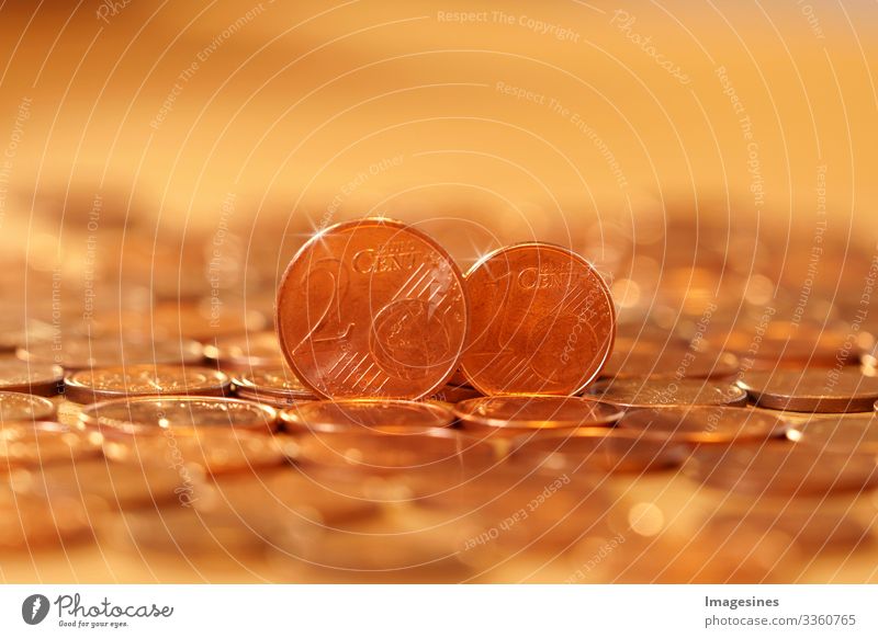 Abschaffung von 1/2 Cent Euro Münzen. Europäer für die Abschaffung von 1-Cent- und 2-Cent-Münzen. Euro-Währungsmünze. Münzen Hintergrund. Einkommen und Gewinn. Banking, Geld sparen