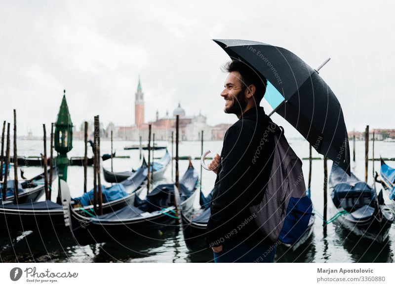 Junger Reisender in Venedig, Italien an einem Regentag Lifestyle Ferien & Urlaub & Reisen Tourismus Ausflug Sightseeing Städtereise Mensch maskulin Junger Mann