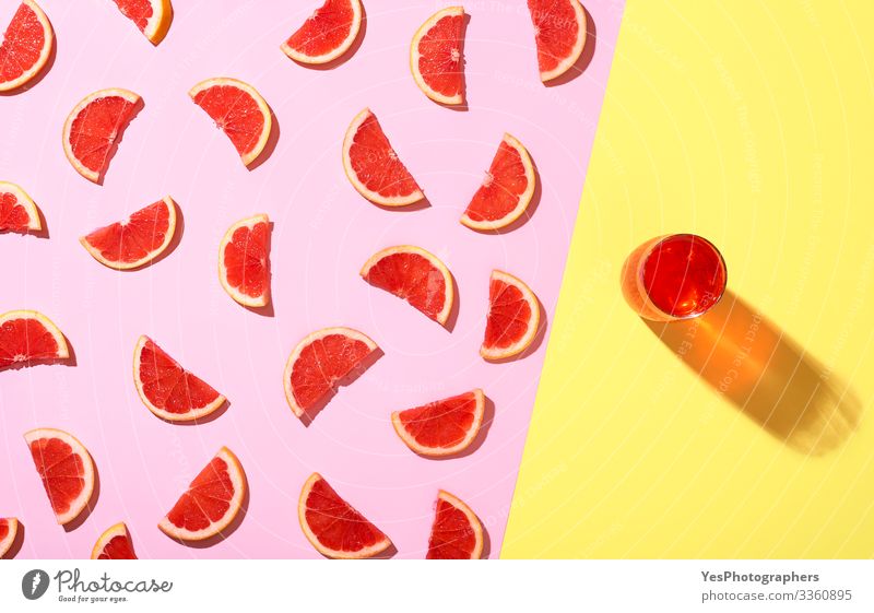 Grapefruit-Kaltgetränk und Grapefruitscheiben im Sonnenlicht Frucht Getränk Erfrischungsgetränk Limonade zweifarbig Zitrusfrüchte farbenfroh