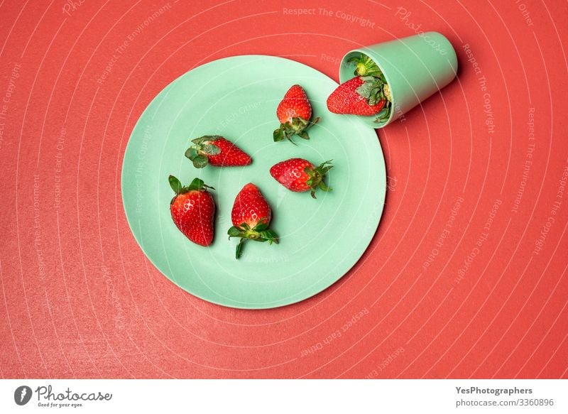 Geerntete Erdbeere in grünem Glas auf rotem Tisch Lebensmittel Frucht Dessert Süßwaren Ernährung Essen Frühstück Bioprodukte Geschirr Teller lecker natürlich