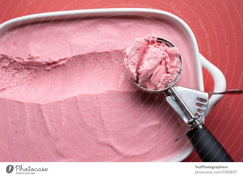 Eiskugel in Nahaufnahme. Himbeer-Eiscreme selbstgemacht Lebensmittel Milcherzeugnisse Frucht Dessert Speiseeis Süßwaren Topf Pfanne Tisch Coolness frisch lecker