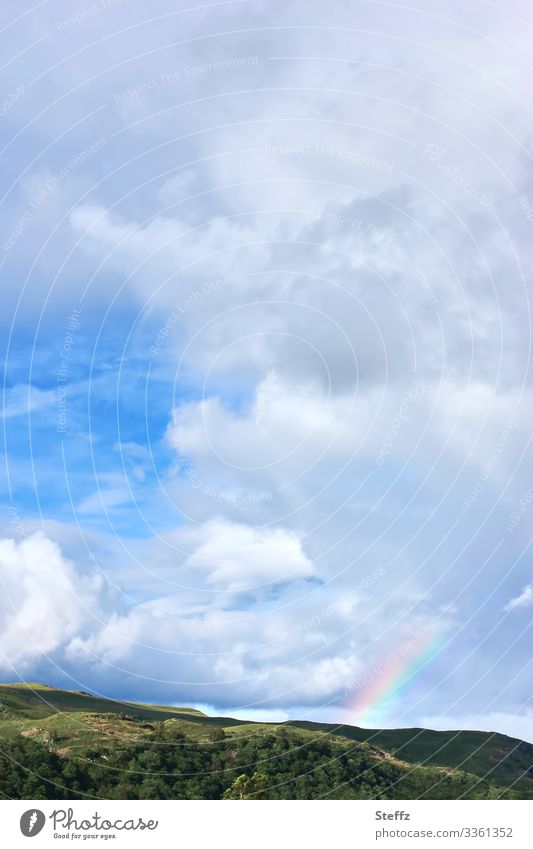 Regenbogen zwischen Himmel und Erde Regenbogenfarben Schottland blauer Himmel Himmelbild nordisch besonderes Licht nordische Romantik Himmelszeichen schottisch