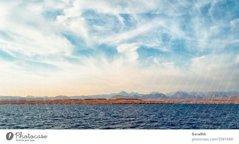 felsige Küste des Roten Meeres und blauer Himmel mit Wolken exotisch Ferien & Urlaub & Reisen Tourismus Ausflug Sommer Natur Landschaft Sand Horizont Klima