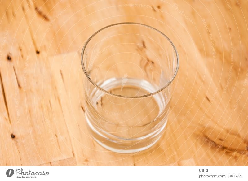 Das Glas ist schon ganz leer - einzelnes leeres Glas auf einem Holztisch. Trinkglas Wasserglas Durst Getränk trinken Dienstleistungsgewerbe Hintergrundbild
