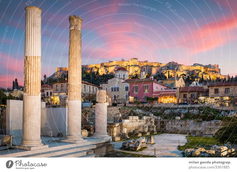 Hadriansbibliothek und Akropolis. Landschaft Altstadt Kirche Ruine Denkmal blau rosa Stimmung Europa mediterran Griechenland Attika Athen Plaka monastiraki