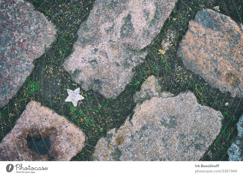 einsamer Stern auf dem Straßenpflaster Glück Stadt Wege & Pfade Zeichen Stern (Symbol) entdecken liegen positiv silber Mut Neugier Beginn Erwartung Zukunft