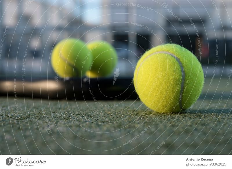 Paddel-Tennisobjekte auf dem Platz, Schläger, Bälle und Netz Erholung Freizeit & Hobby Spielen Sport Gelassenheit Paddeltennis Padel Ball Remmidemmi