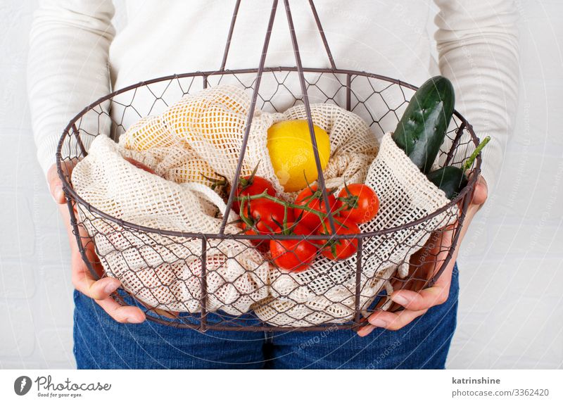 Frau hält Rücken mit frischem Gemüse und Fritten Lebensmittel Lifestyle kaufen Erwachsene Hand Umwelt Kunststoff frei natürlich weiß keine Verschwendung Glas