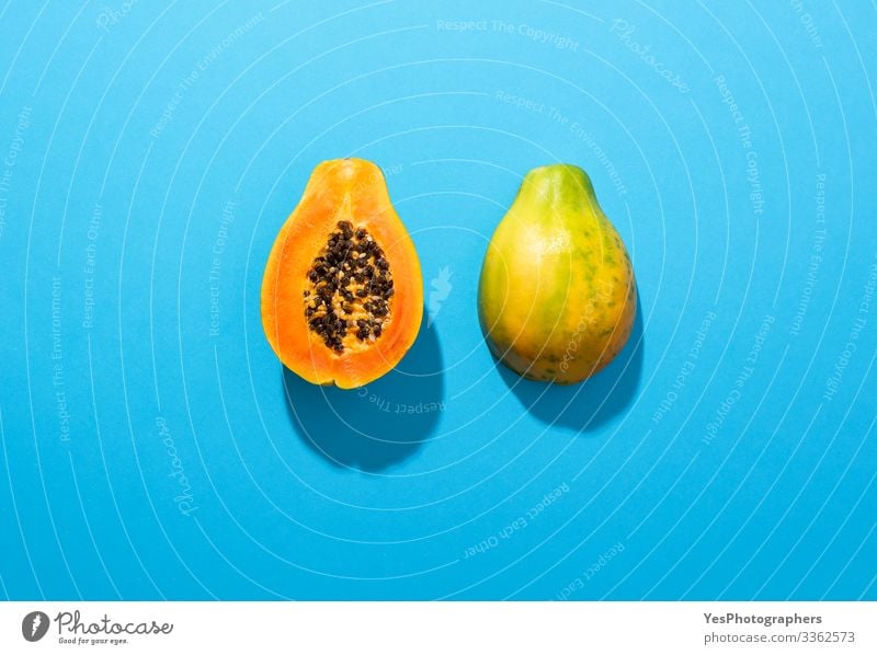 Halbierte reife Papayafrucht auf blauem Hintergrund Lebensmittel Frucht Dessert Ernährung Bioprodukte Gesunde Ernährung Duft obere Ansicht Blauer Hintergrund