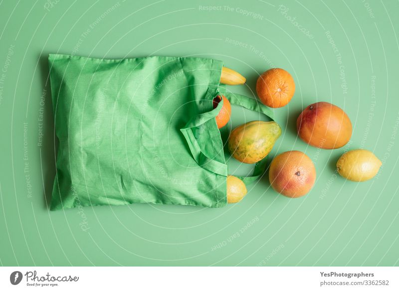 Beutel mit tropischen Früchten. Einkaufen von Lebensmitteln. Umweltfreundliche Tasche Frucht Orange Bioprodukte Vegetarische Ernährung Gesunde Ernährung grün